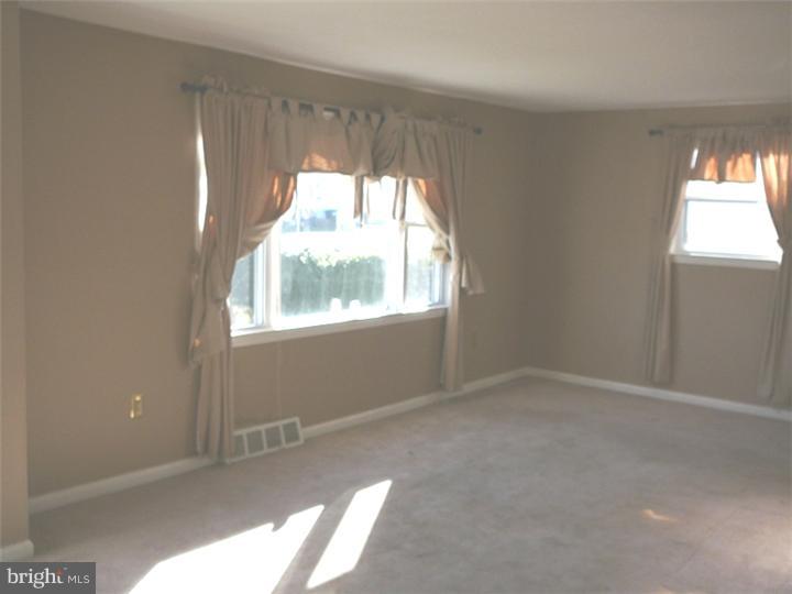 9 Hunter Road New Castle, DE 19720 - Photo 3 of 12 Living Room