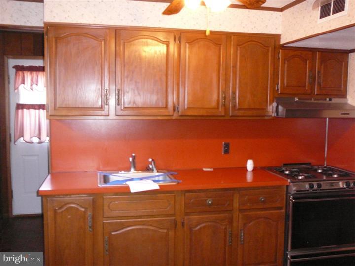 9 Hunter Road New Castle, DE 19720 - Photo 4 of 12 Kitchen