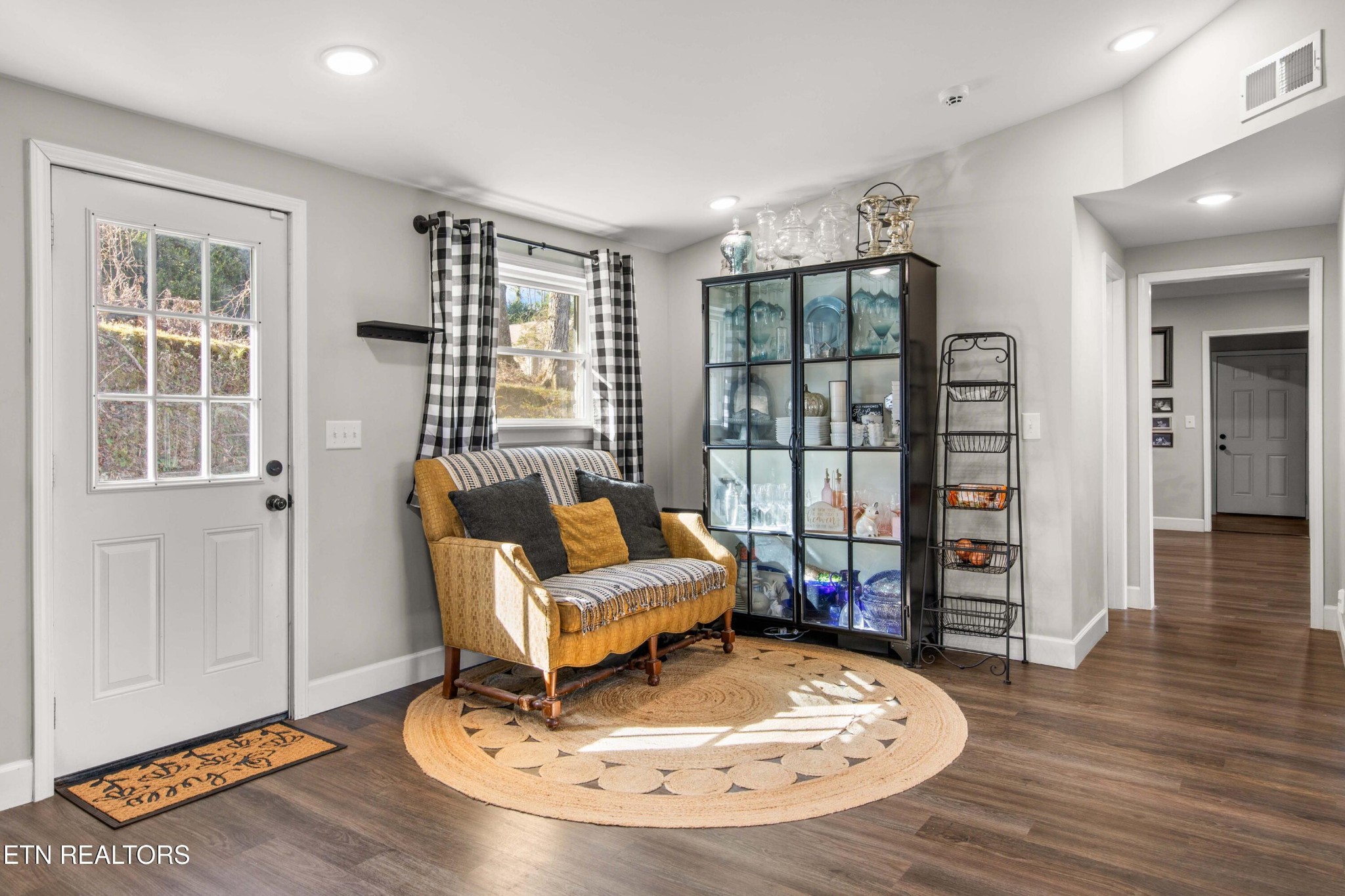 507 Short Street Athens, TN 37303 - Photo 24 of 54 a view of a livingroom with furniture and wooden floor
