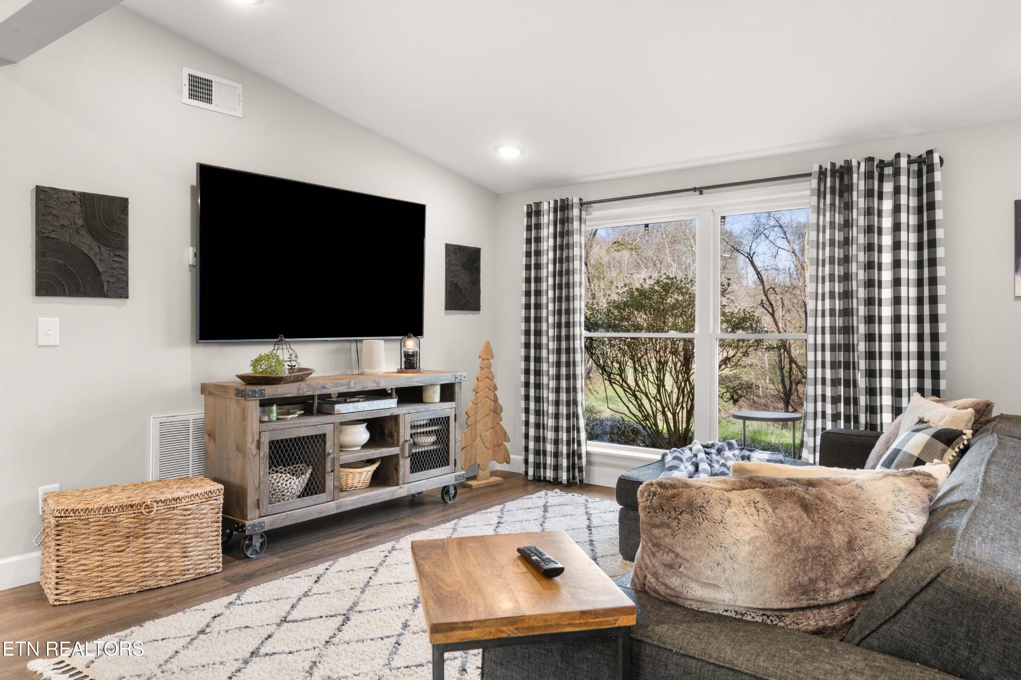 507 Short Street Athens, TN 37303 - Photo 25 of 54 a living room with furniture and a flat screen tv