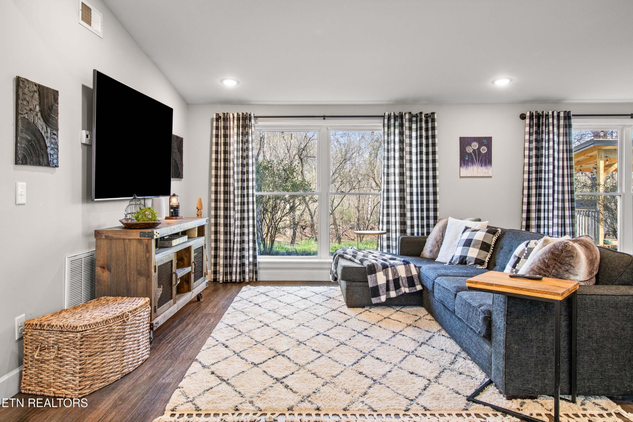 507 Short Street Athens, TN 37303 - Photo 27 of 54 a living room with furniture and a flat screen tv