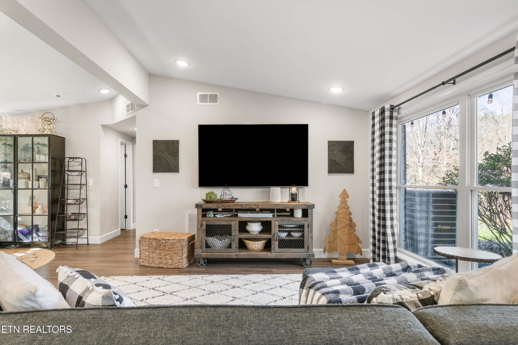 507 Short Street Athens, TN 37303 - Photo 29 of 54 a living room with furniture and a flat screen tv