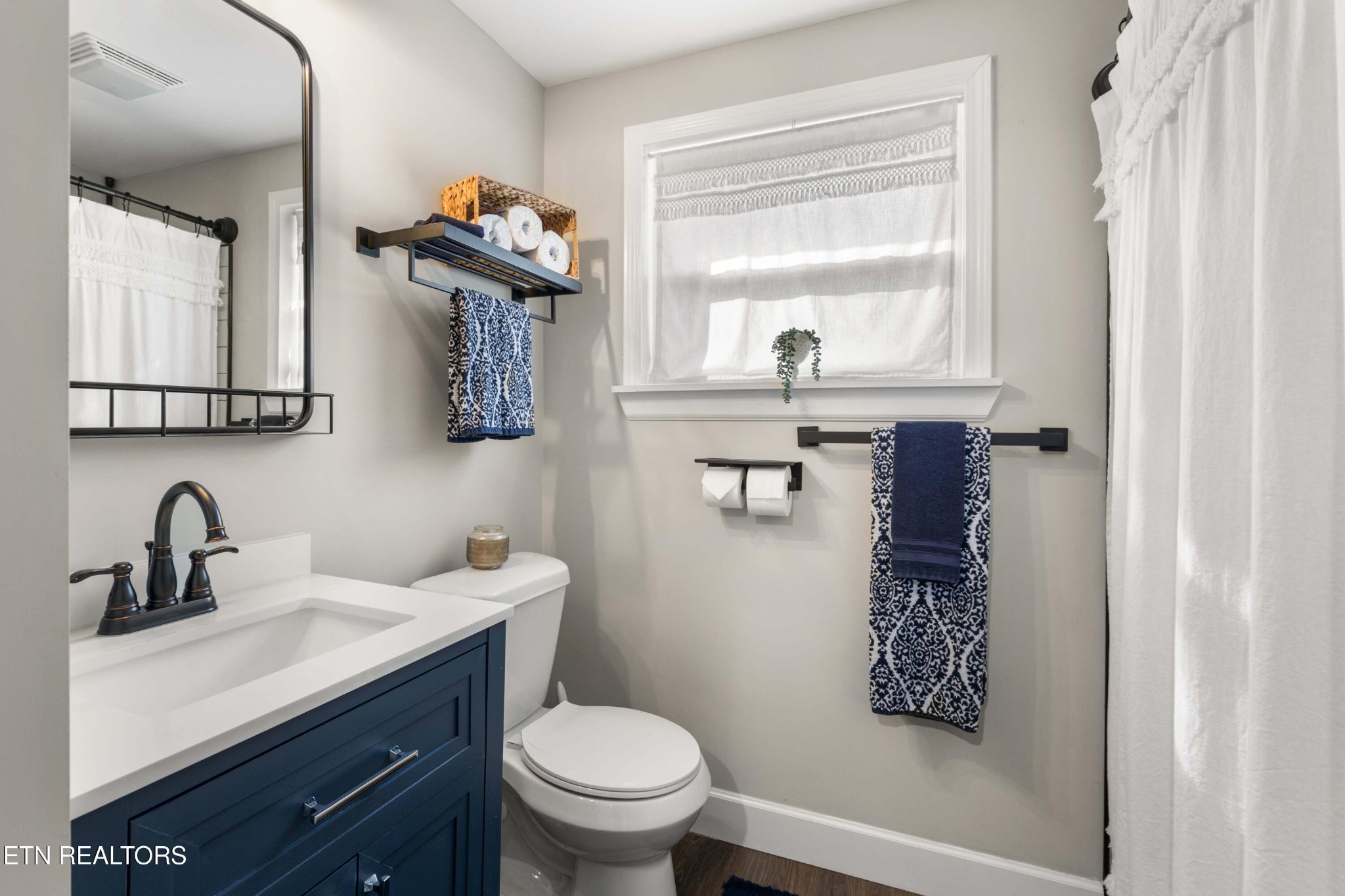 507 Short Street Athens, TN 37303 - Photo 32 of 54 a bathroom with a toilet sink and mirror