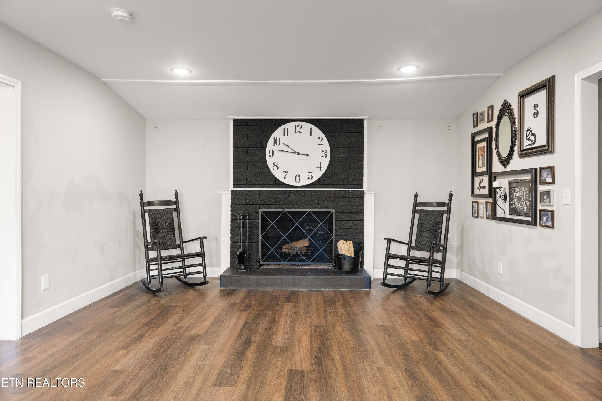 507 Short Street Athens, TN 37303 - Photo 34 of 54 a living room with furniture and a fireplace