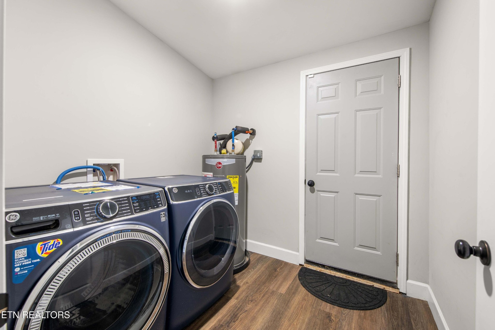 507 Short Street Athens, TN 37303 - Photo 38 of 54 a utility room with dryer and washer