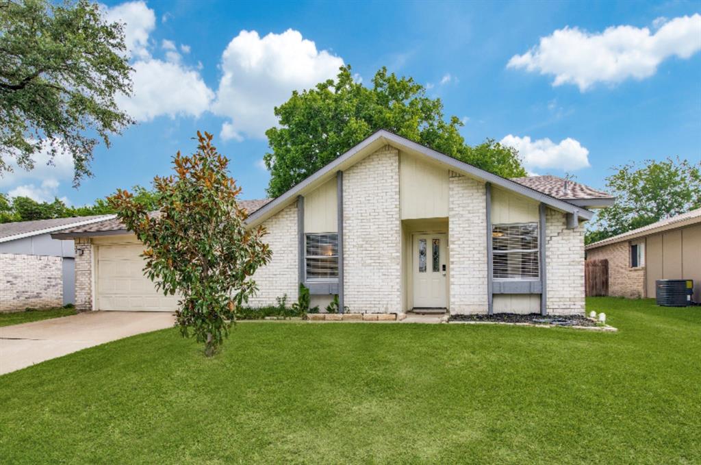 a view of a house with backyard and garden