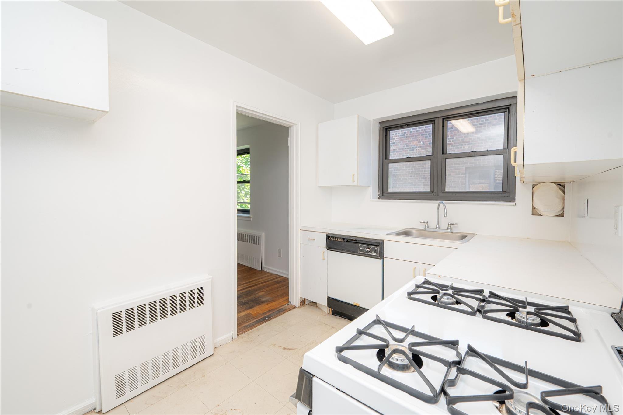 50 Brompton Road, Unit 3H Great Neck, NY 11021 - Photo 18 of 28