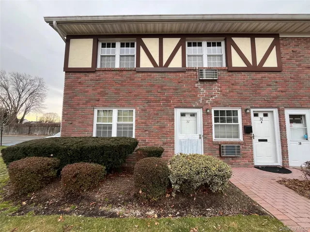 $370,000 | 32 Springwood Drive, North Babylon, NY 11703