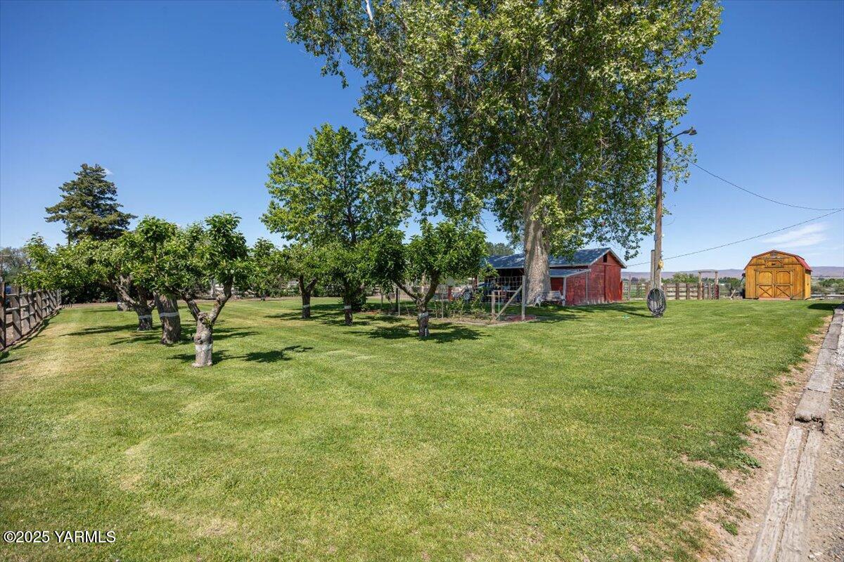 3700 Sheller Road Sunnyside, WA 98944 - Photo 3 of 42 a view of a garden with a bench