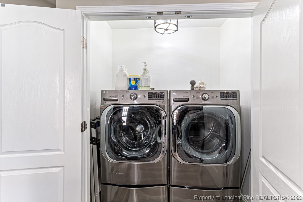 634 Broad Drive Raeford, NC 28376 - Photo 22 of 31 a utility room with dryer and washer