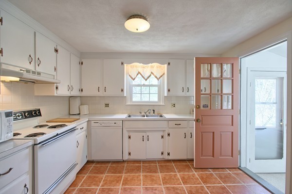 86 Dudley Road Billerica, MA 01821 - Photo 6 of 24 Gallery Image 6