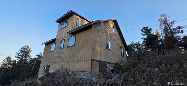 a view of a house with a yard and plants