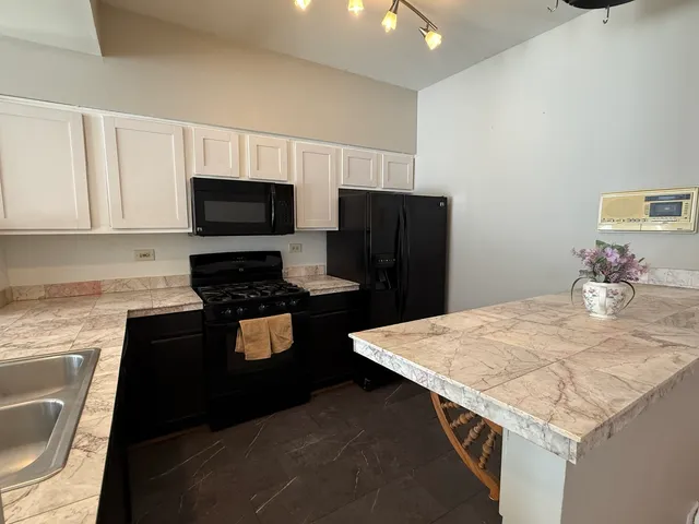 $255,000 | 17817 West Salisbury Drive, Gurnee, IL 60031