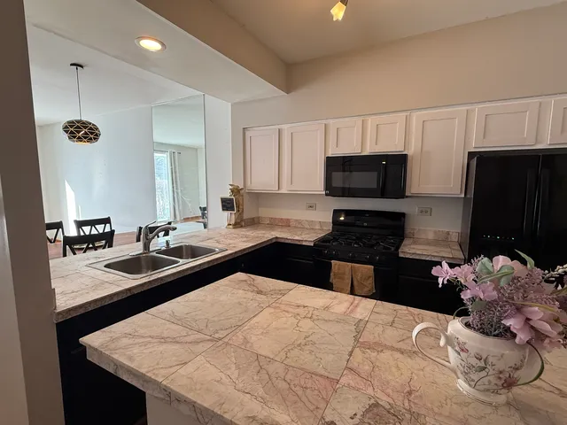 $255,000 | 17817 West Salisbury Drive, Gurnee, IL 60031