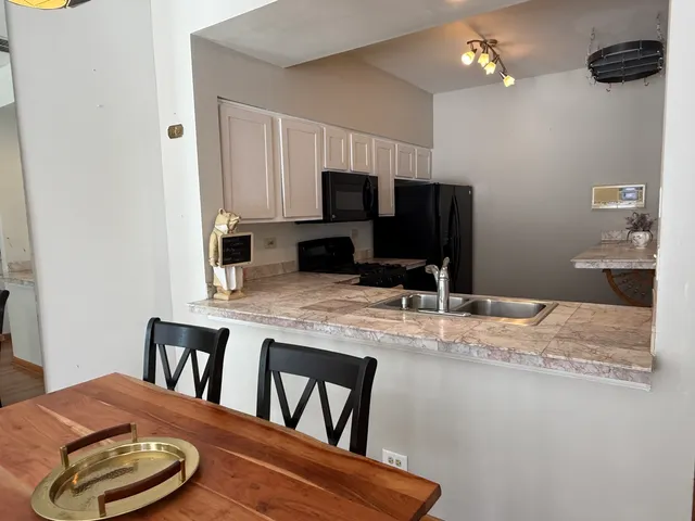 $255,000 | 17817 West Salisbury Drive, Gurnee, IL 60031