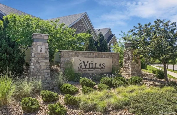 a sign that is sitting in front of a building