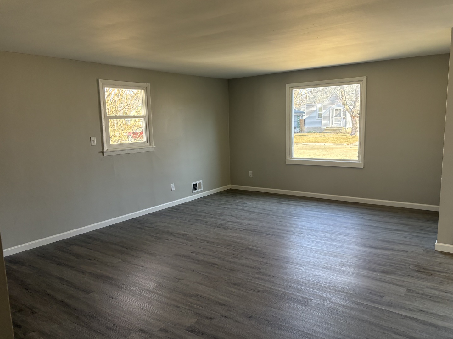 689 Country Club Drive Kankakee, IL 60901 - Photo 4 of 9 an empty room with wooden floor and windows