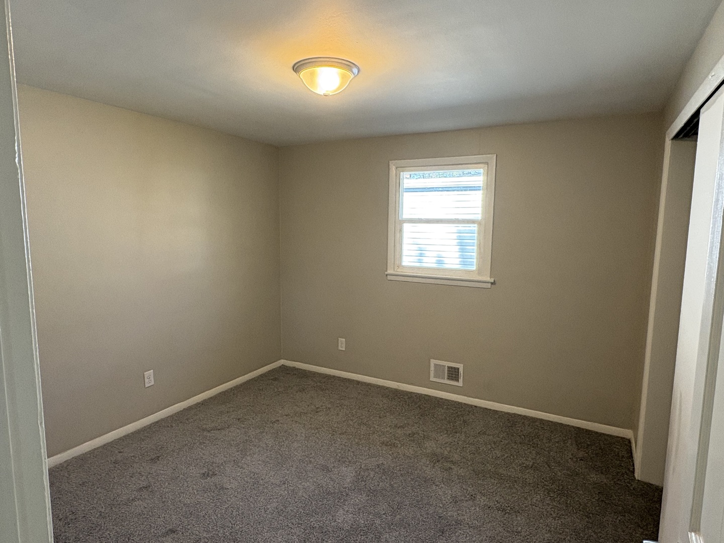 689 Country Club Drive Kankakee, IL 60901 - Photo 5 of 9 an empty room with a window