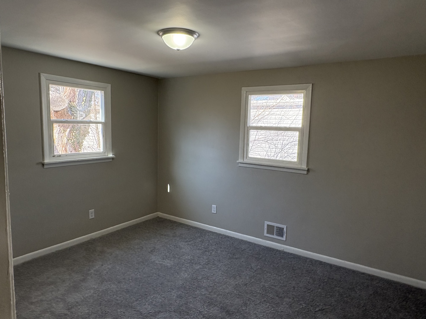 689 Country Club Drive Kankakee, IL 60901 - Photo 6 of 9 an empty room with windows