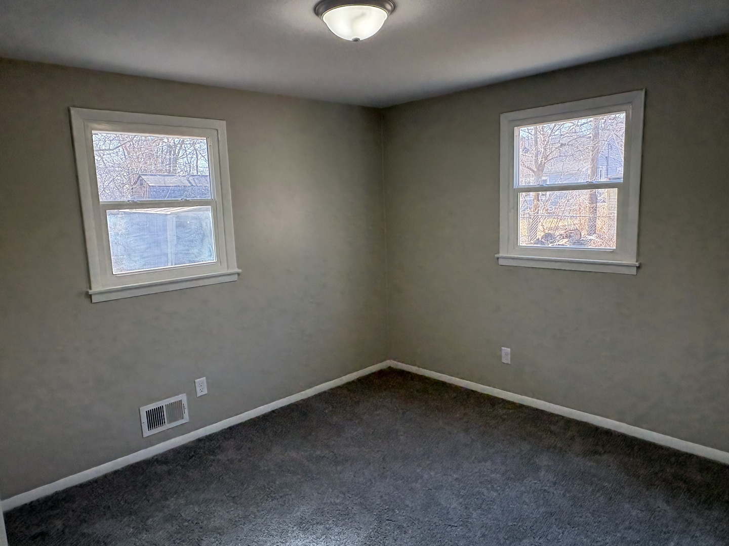 689 Country Club Drive Kankakee, IL 60901 - Photo 7 of 9 an empty room with a window
