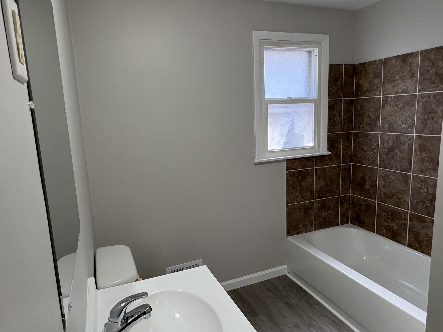 689 Country Club Drive Kankakee, IL 60901 - Photo 8 of 9 a bathroom with a toilet and bathtub