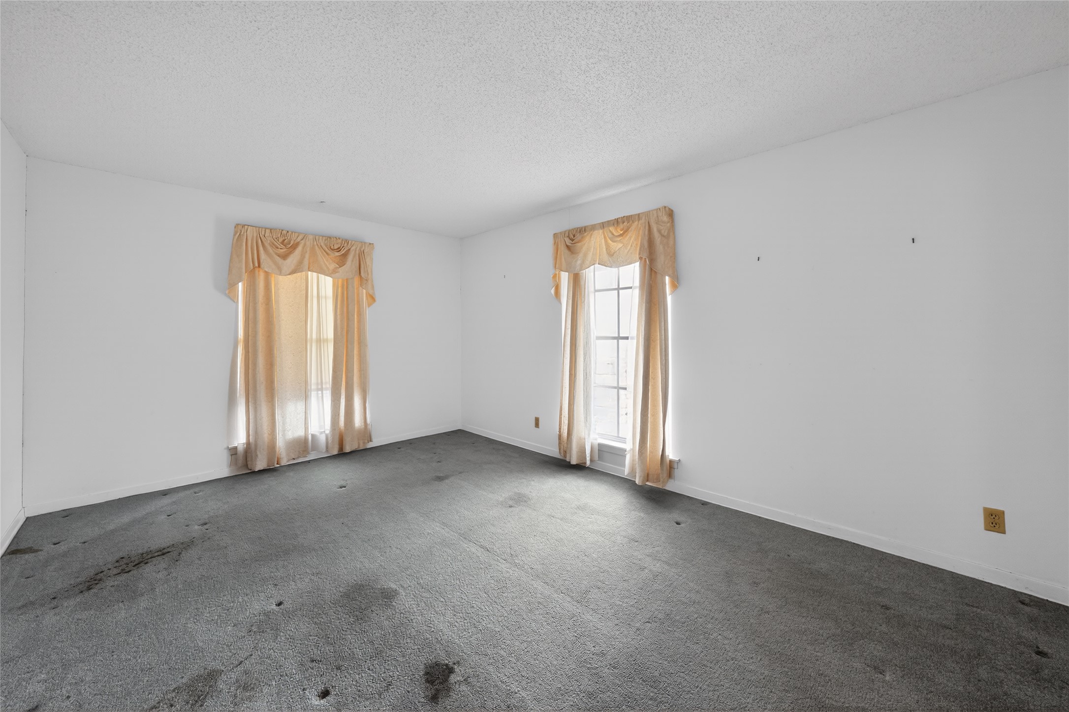 2112 Vanderbilt Lane Austin, TX 78723 - Photo 10 of 23 an empty room with windows and closet