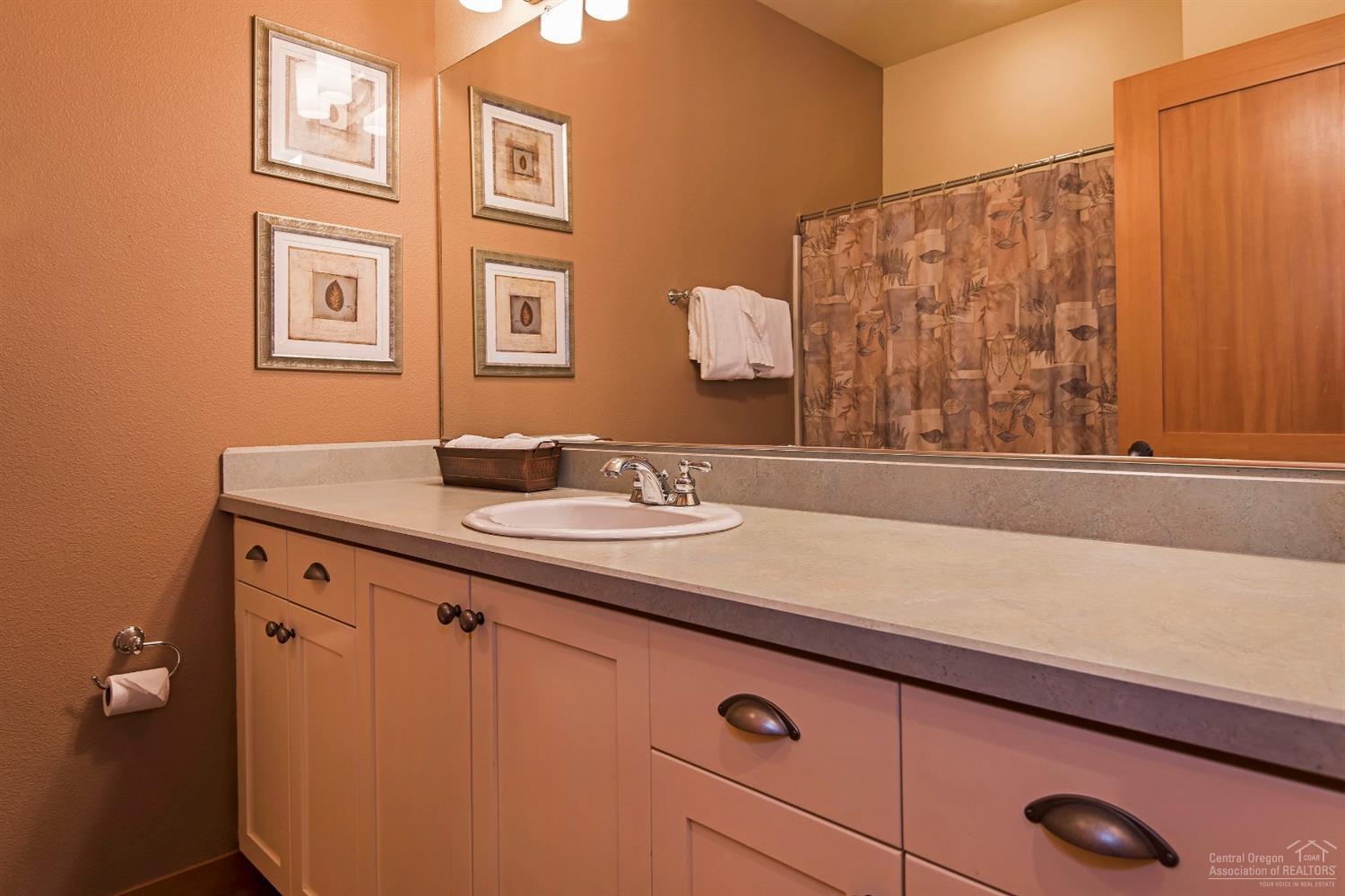 57166 Evergreen Loop Sunriver, OR 97707 - Photo 13 of 19 Shared bath offers shower and tub, abund