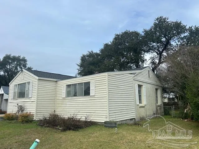 a view of a house with a yard