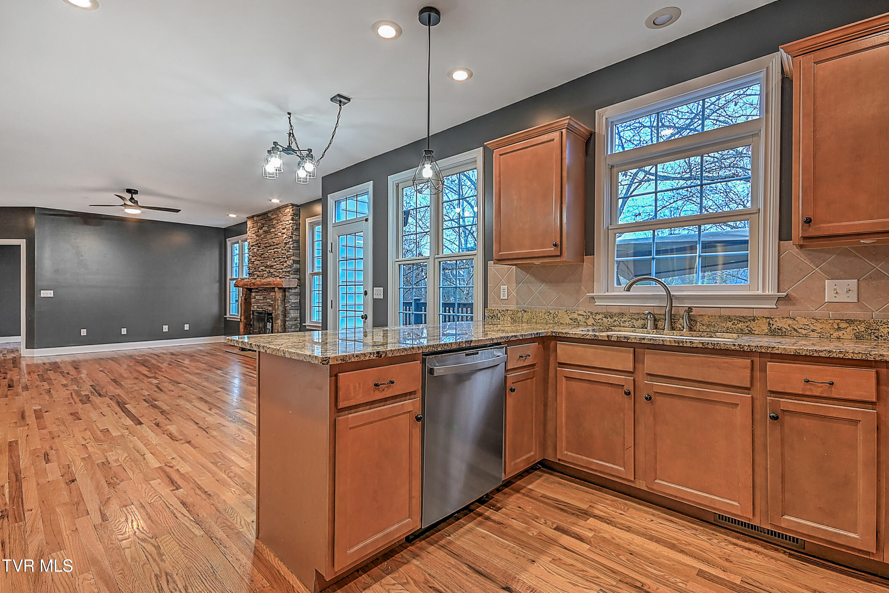 136 Queensgate Bristol, TN 37620 - Photo 28 of 60 136 Queensgate LH-28