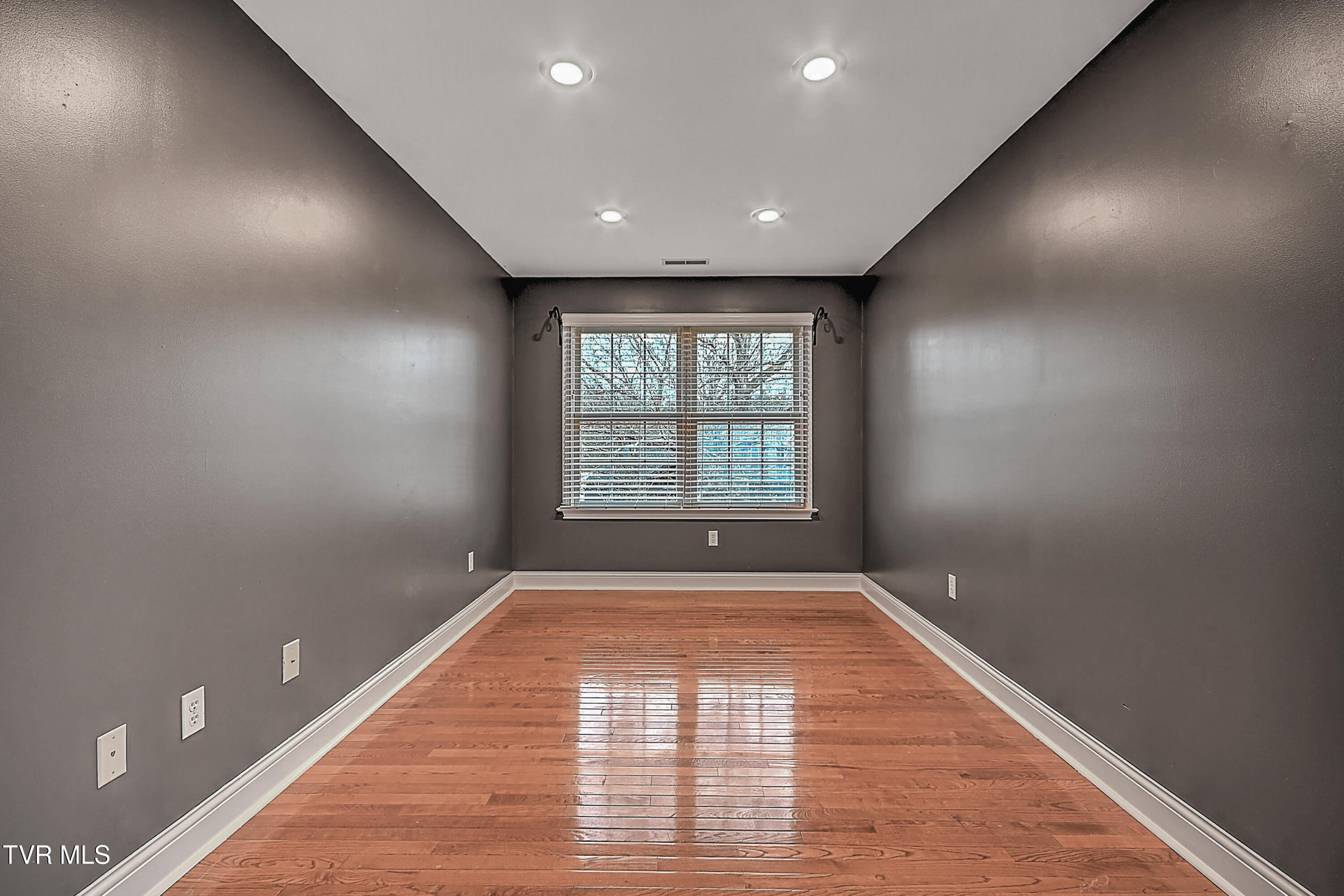 136 Queensgate Bristol, TN 37620 - Photo 35 of 60 136 Queensgate LH-35