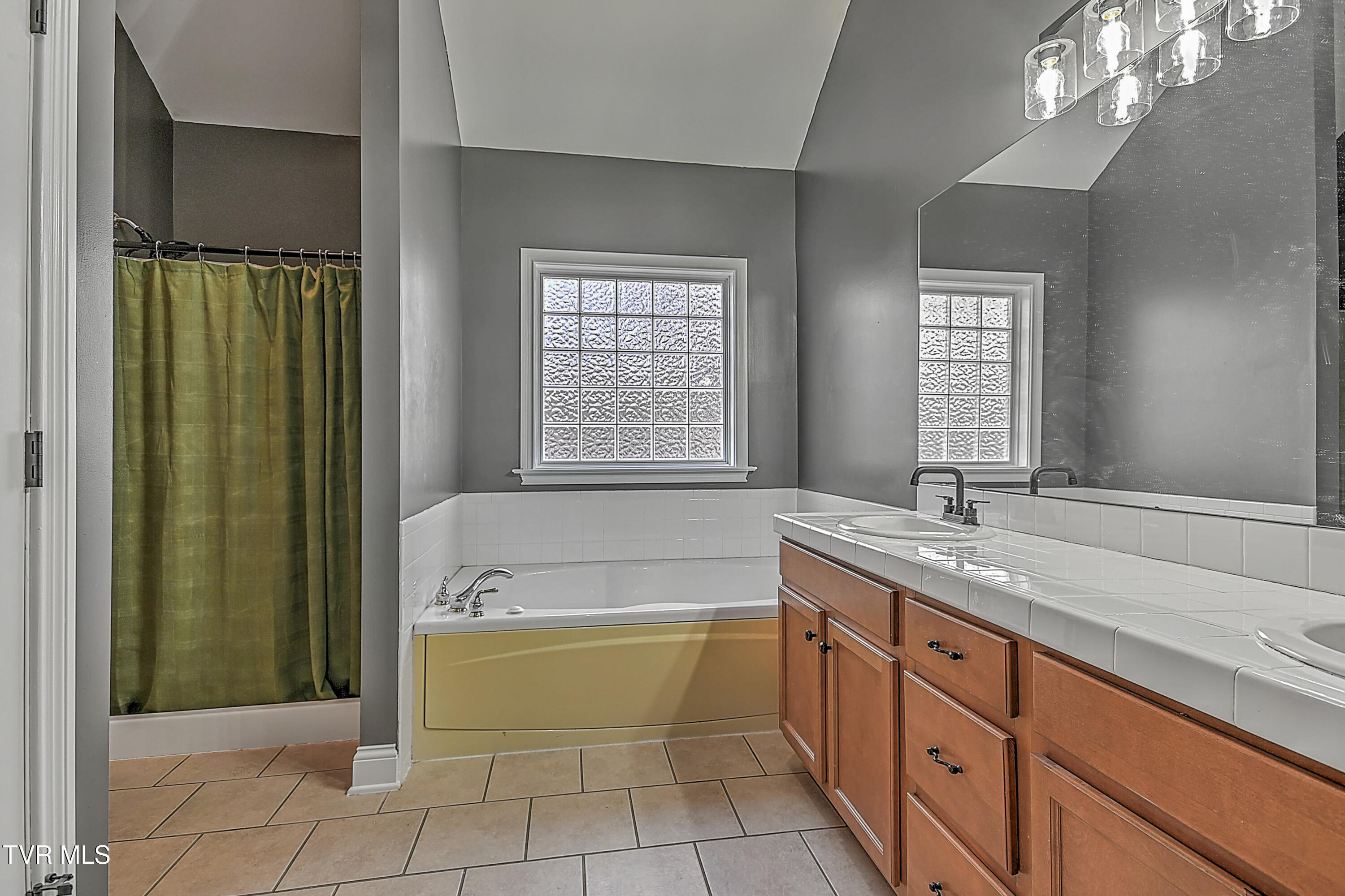 136 Queensgate Bristol, TN 37620 - Photo 37 of 60 136 Queensgate LH-37