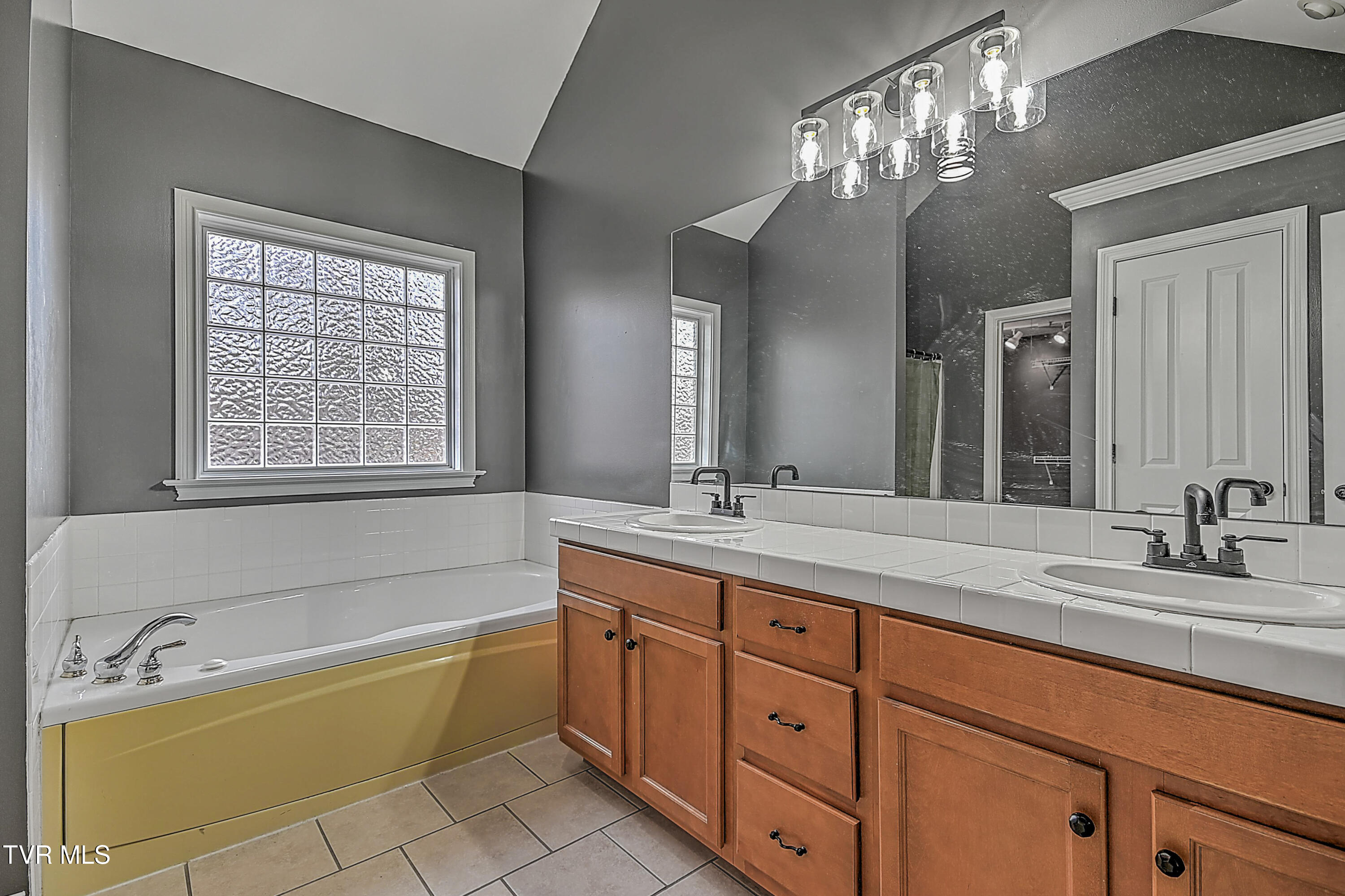 136 Queensgate Bristol, TN 37620 - Photo 38 of 60 136 Queensgate LH-38