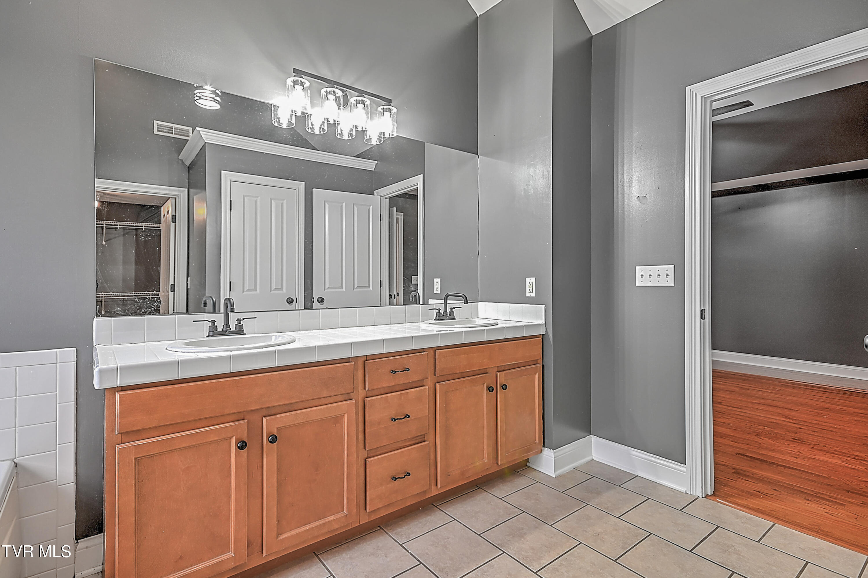 136 Queensgate Bristol, TN 37620 - Photo 39 of 60 136 Queensgate LH-39