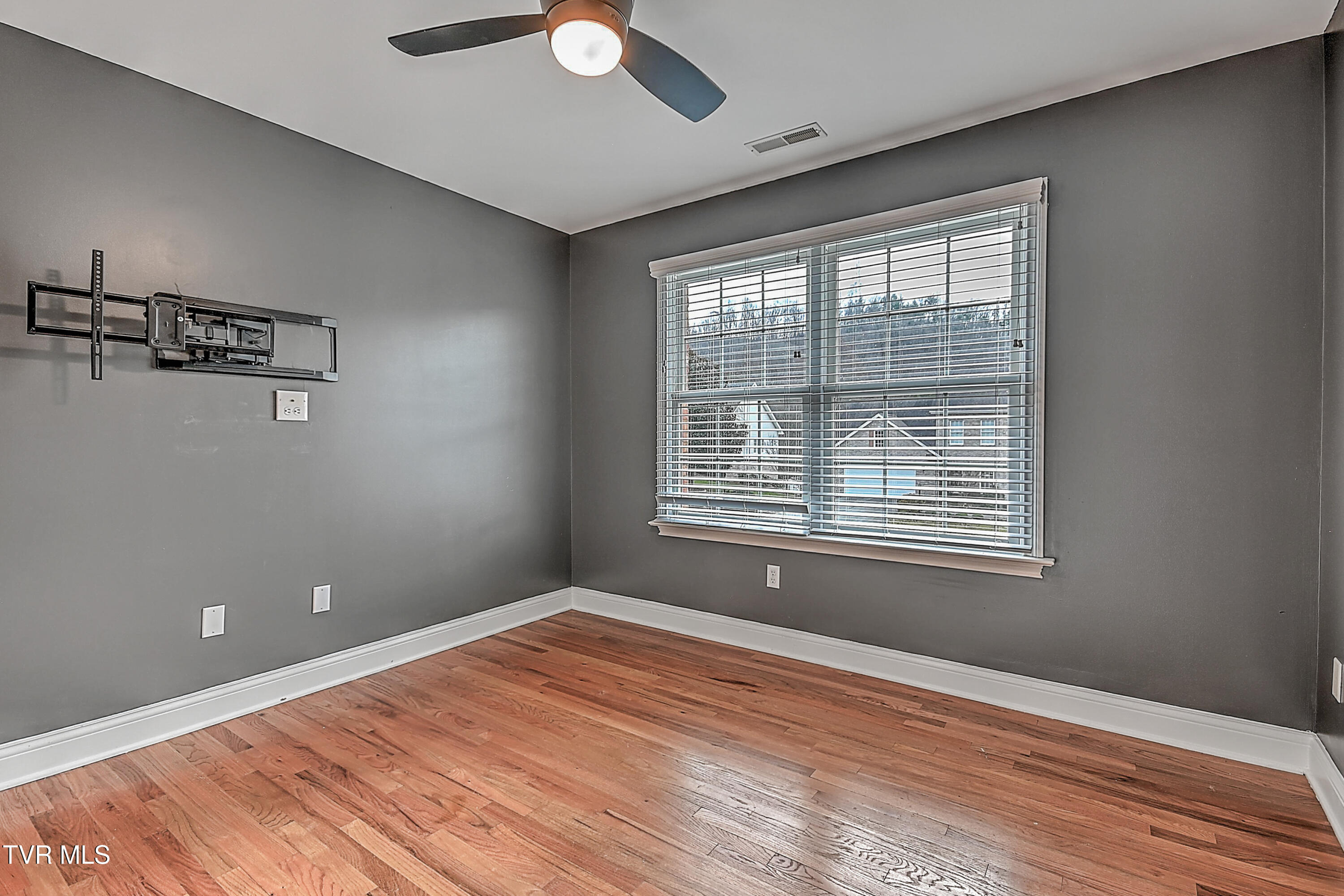 136 Queensgate Bristol, TN 37620 - Photo 49 of 60 136 Queensgate LH-49