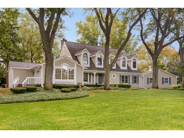 820 North Inverway Road Inverness, IL 60067 - Photo 1 of 25 a front view of a house with a garden