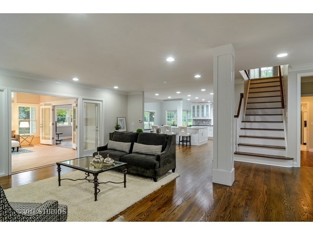 820 North Inverway Road Inverness, IL 60067 - Photo 3 of 25 a living room with furniture and wooden floor