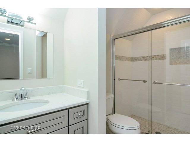 820 North Inverway Road Inverness, IL 60067 - Photo 22 of 25 a bathroom with a sink and a mirror
