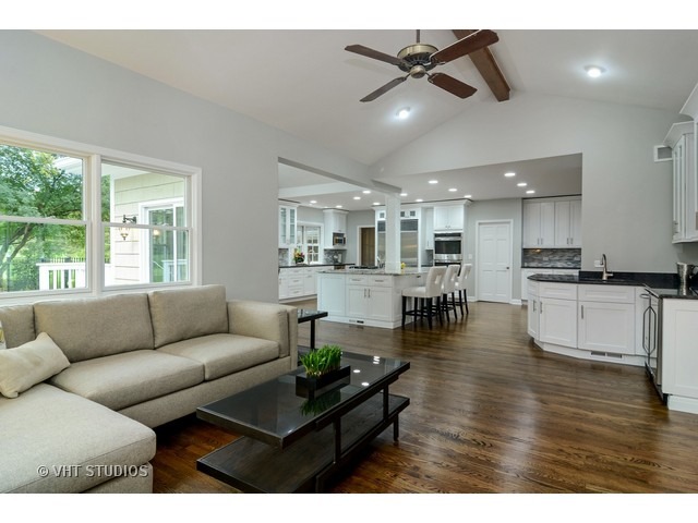 820 North Inverway Road Inverness, IL 60067 - Photo 9 of 25 a living room with furniture and kitchen view