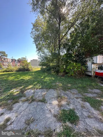 a view of a backyard with huge green field