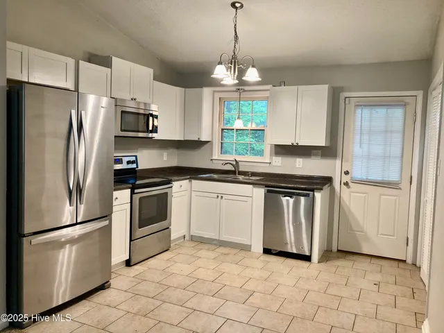 $1,250 | 407 Cedar Creek Drive, Jacksonville, NC 28540