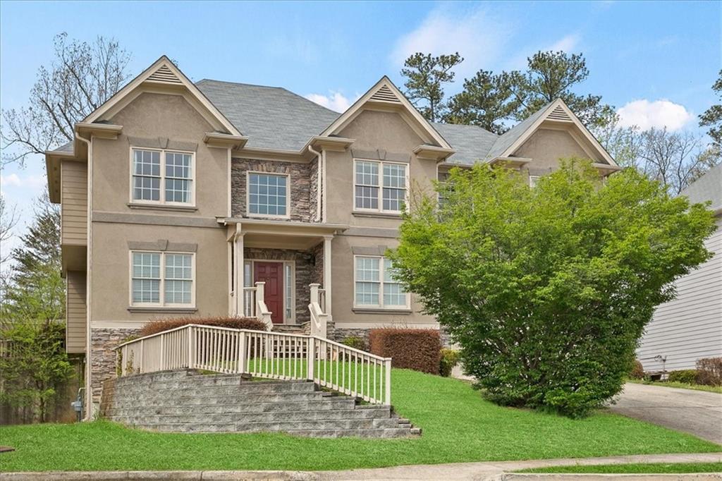 a view of front of a house with a yard