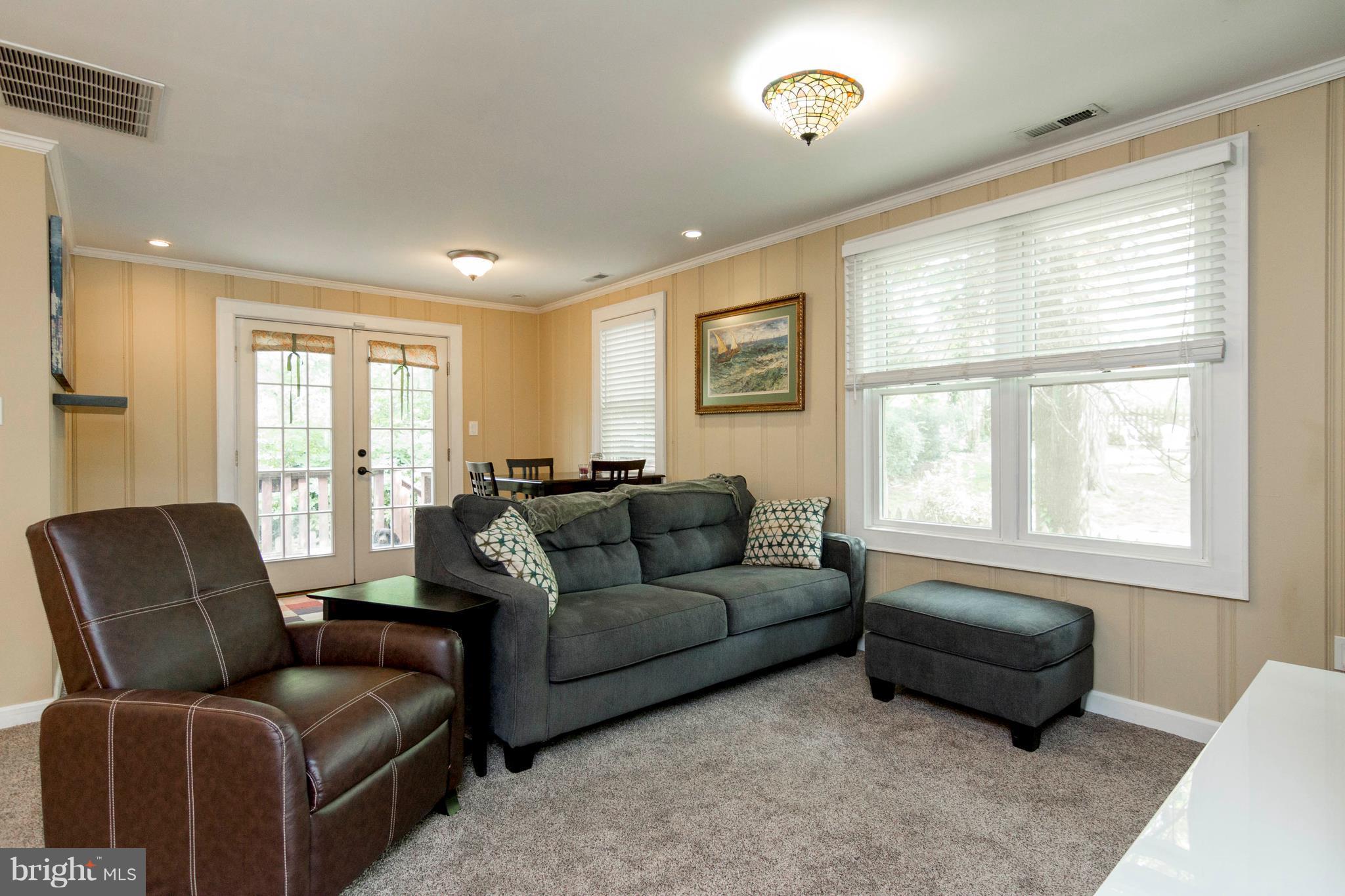 722 Genessee Street Annapolis, MD 21401 - Photo 18 of 29 a living room with furniture and a window