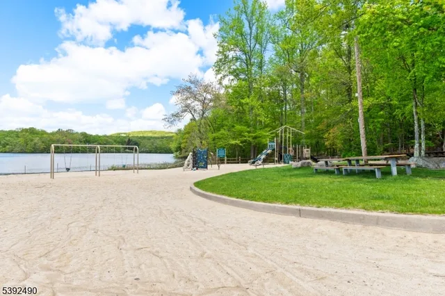 $949,999 | 2 Briarcliff Terrace, Kinnelon, NJ 07405