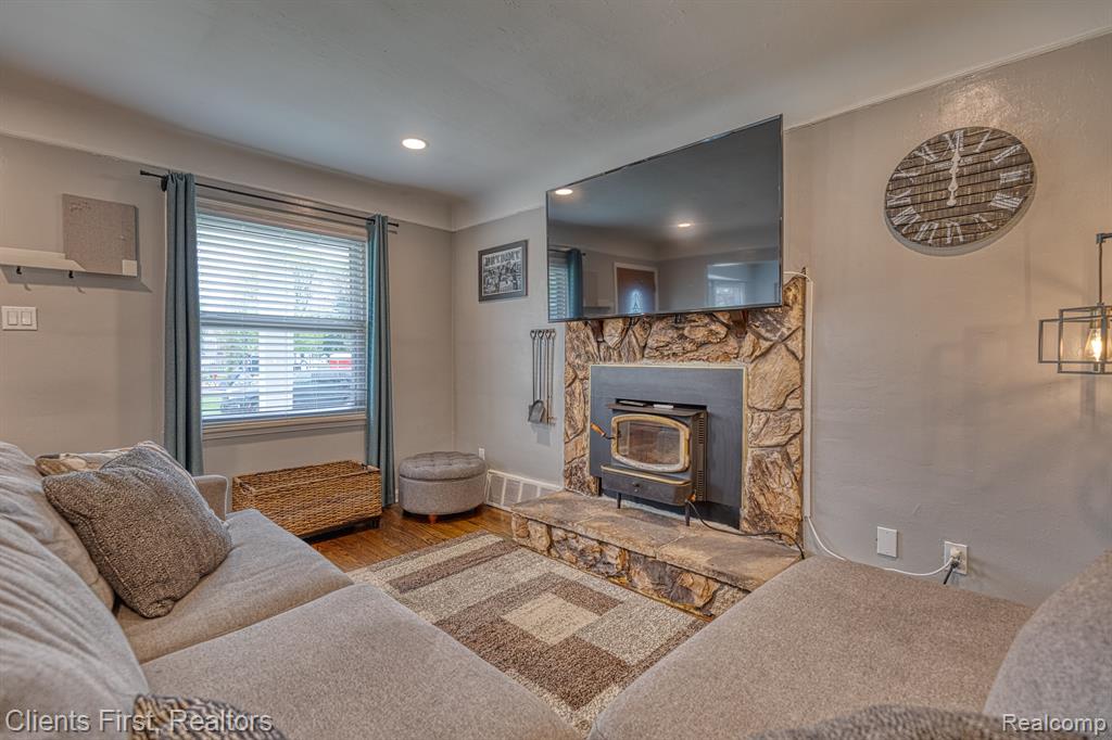 1384 Cambridge Road Berkley, MI 48072 - Photo 6 of 48