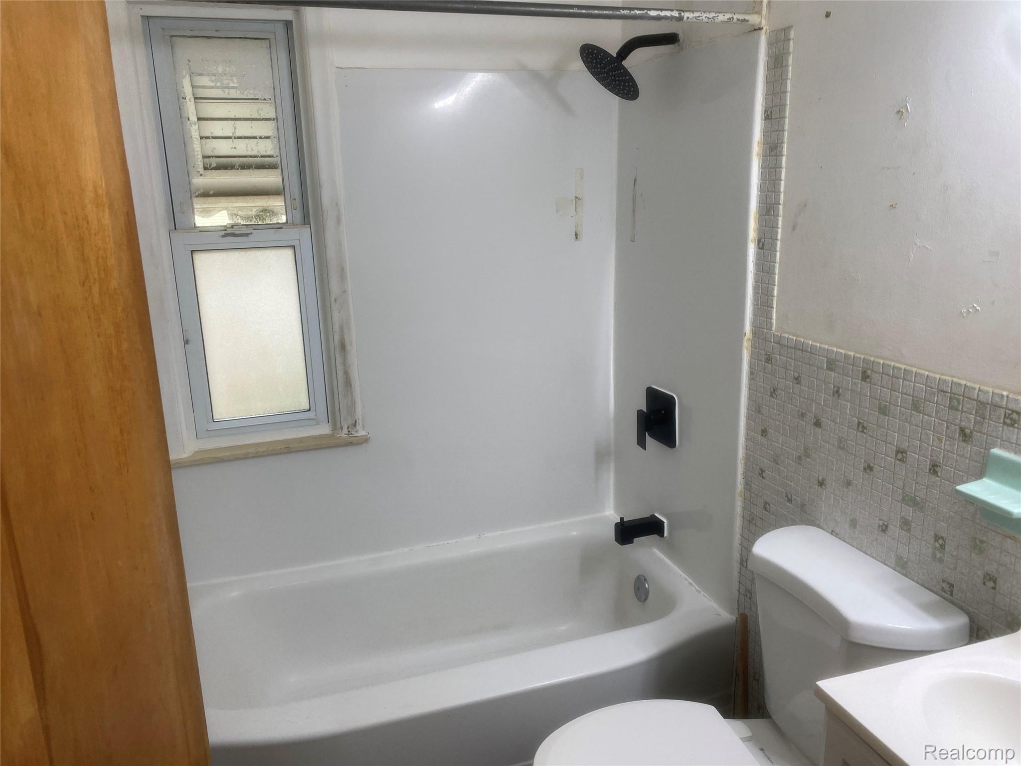 180 West Rutgers Avenue Pontiac, MI 48340 - Photo 20 of 33 Full bath with vanity, shower / bathtub combination, and tile walls