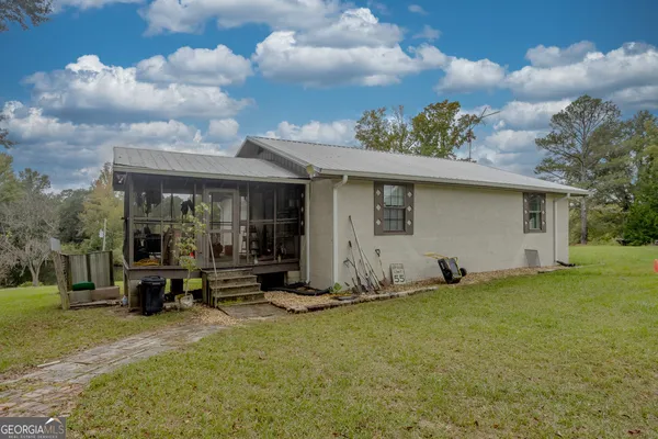 a view of a house with back yard