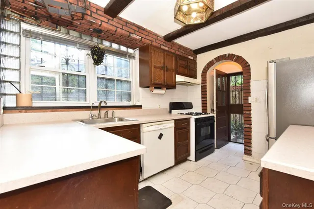 $1,195,000 | 139-30 Coolidge Avenue | Briarwood