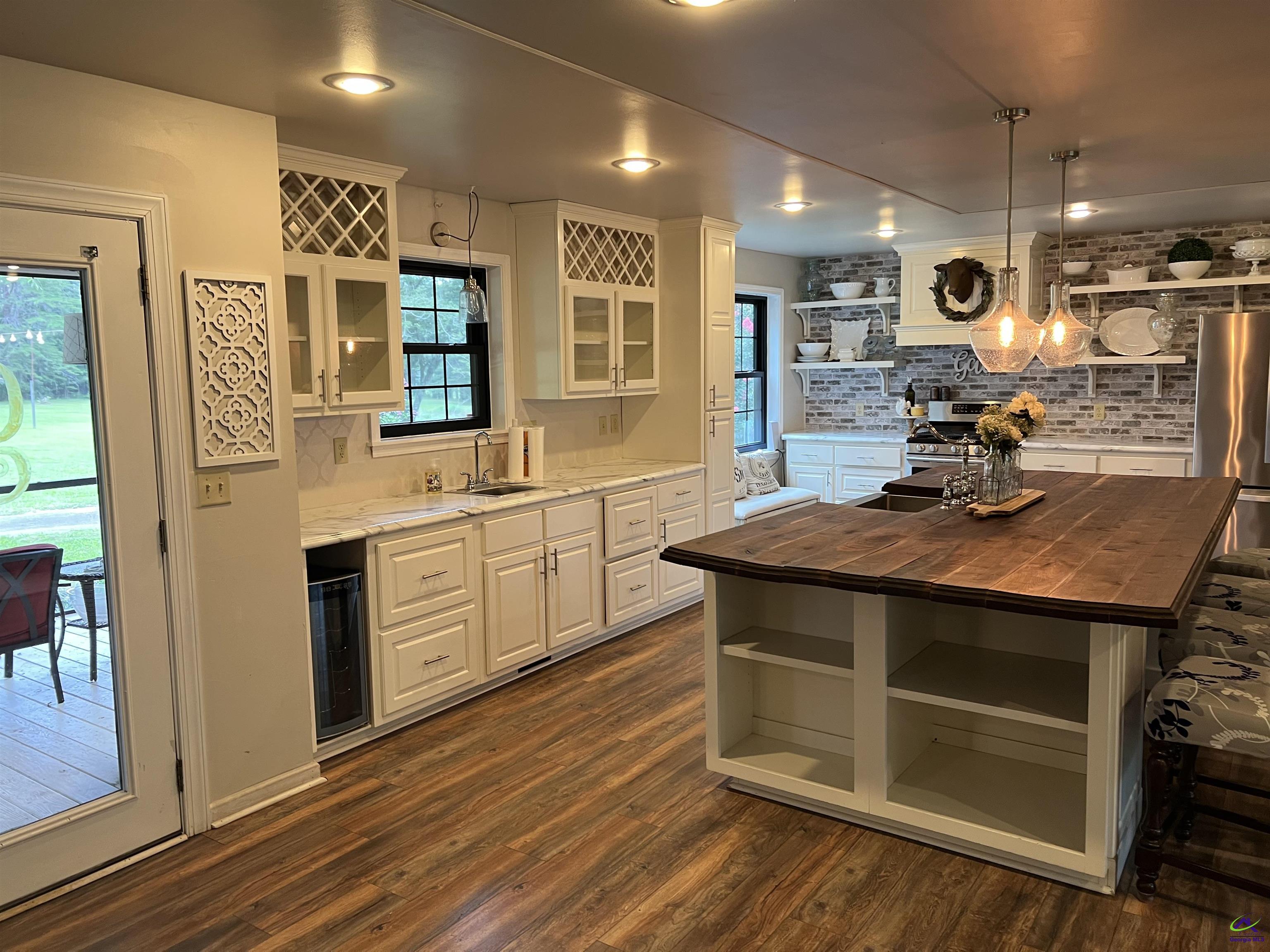214 Country Club Circle Cochran, GA 31014 - Photo 2 of 63