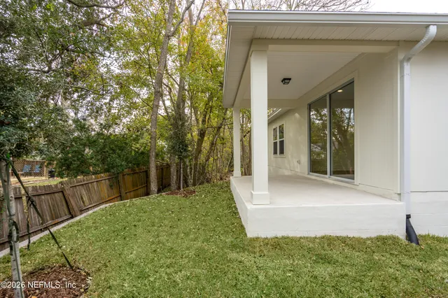 a view of back yard of the house