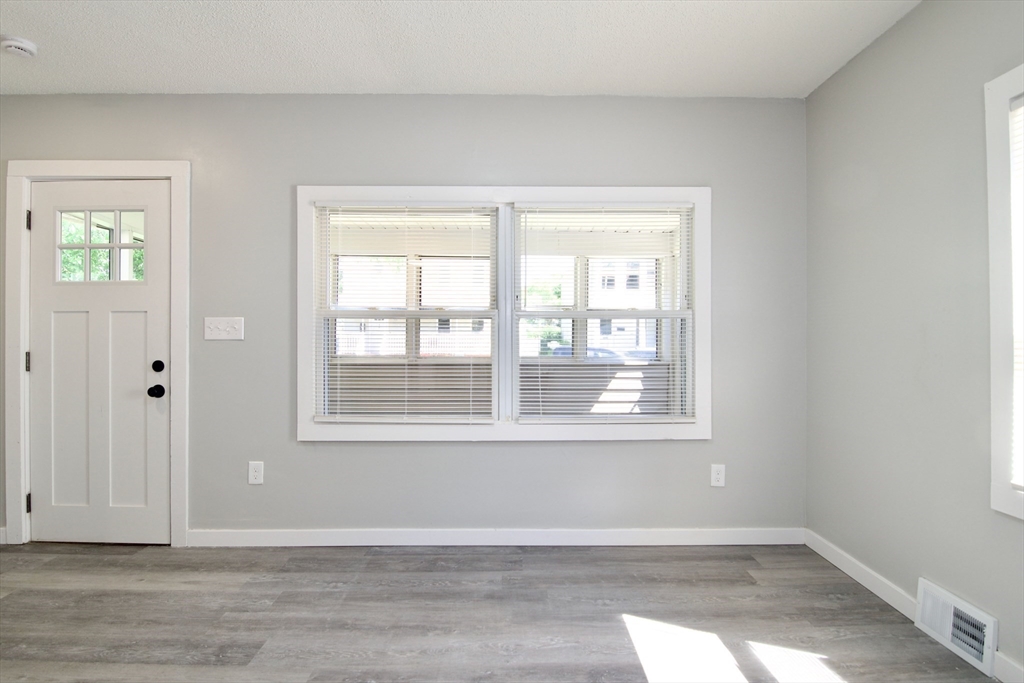 69 Manhattan Street Springfield, MA 01109 - Photo 6 of 36